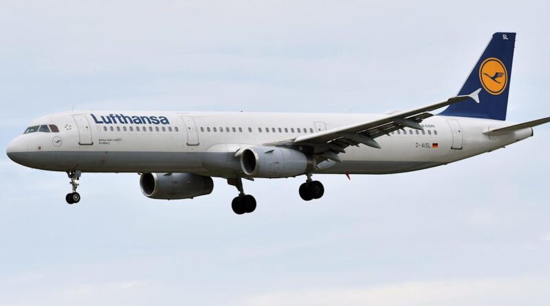 A flight spent 10 minutes with no pilot when the first officer collapsed while the captain was in the bathroom
