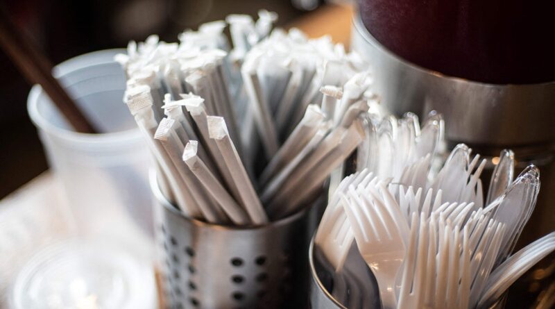 Restaurants may be banned from handing out ketchup packets, napkins under Delaware bill