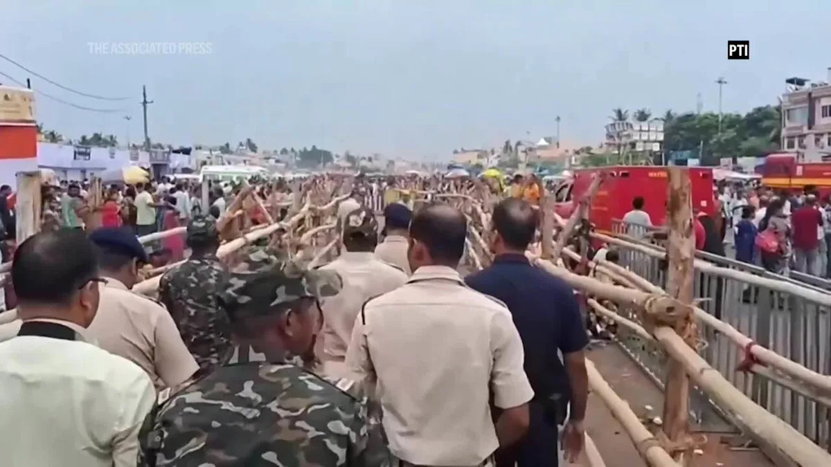 Crowd surge kills 3 and leaves over a dozen injured at Hindu festival in eastern India