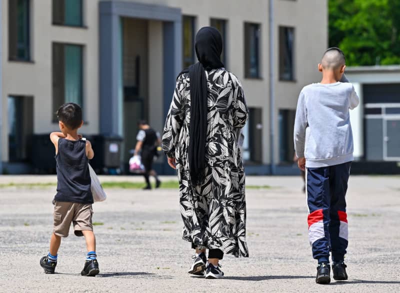 Number of refugees in Germany rises by 4% to 3.3 million