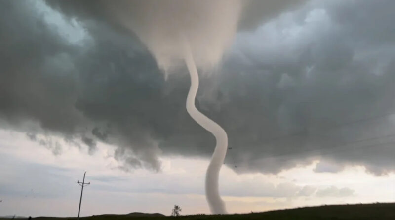 Stormchasers Capture Stunning South Dakota Tornadoes