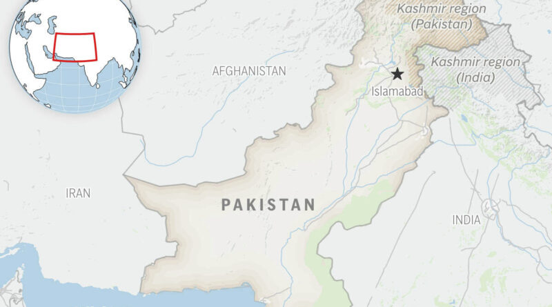 Suicide bombing in Pakistan kills 8 soldiers and wounds 30 people