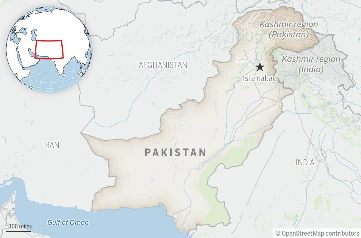 Suicide bombing in Pakistan kills 8 soldiers and wounds 30 people