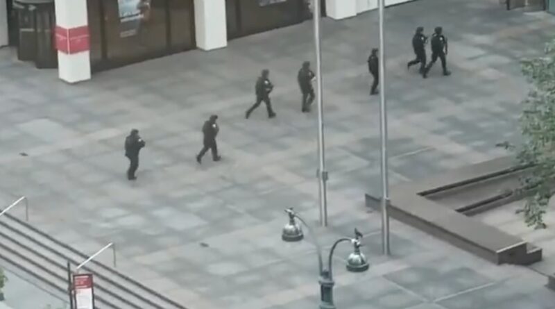 2 shot, including officer, outside office building in Midtown Manhattan; suspect dead: Sources