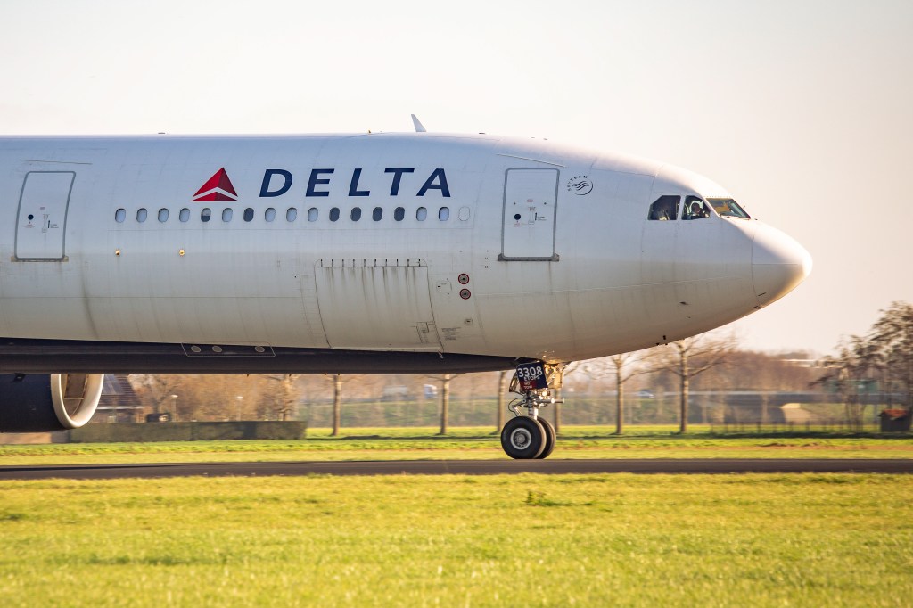 Delta flight diverted after being hit by turbulence, 25 passengers hospitalized
