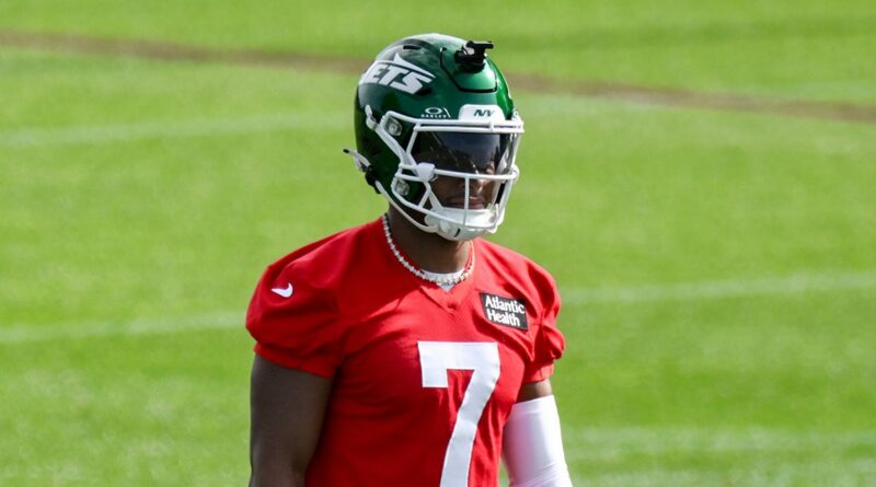 Jets’ Justin Fields avoids ‘serious injury’ after being carted off field during practice