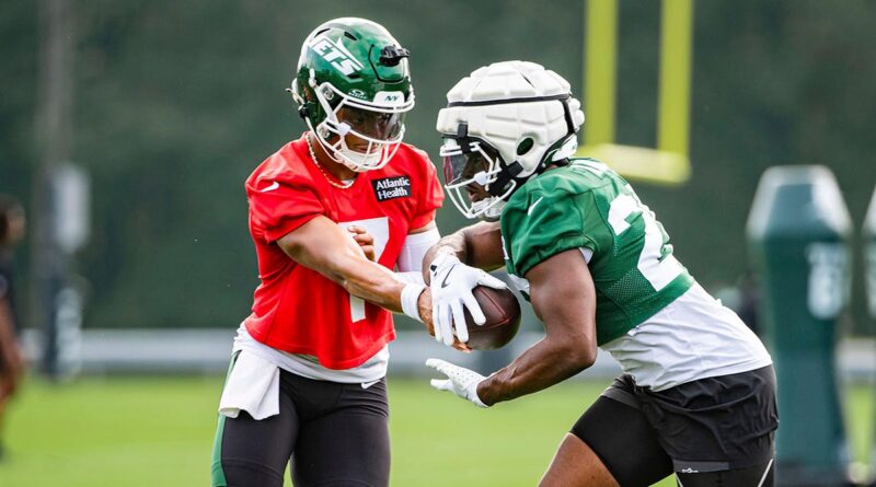 Jets quarterback Justin Fields returns to training camp after injury scare
