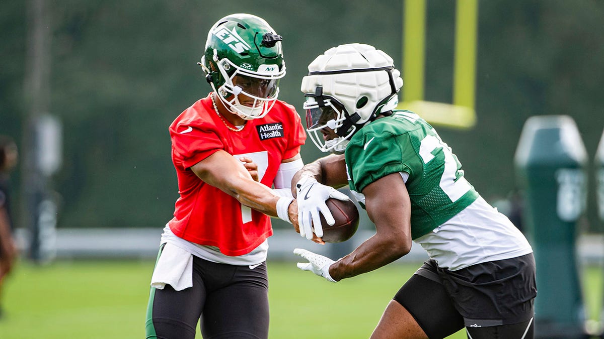 Jets quarterback Justin Fields returns to training camp after injury scare