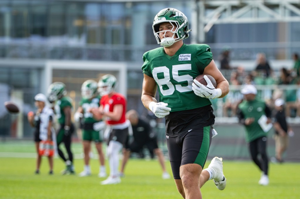 Mason Taylor, Justin Fields show off emerging connection at Jets camp