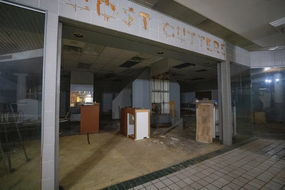 Merle Hay Mall’s basement is frozen in 2000. Explore the mall’s abandoned Garden Court.