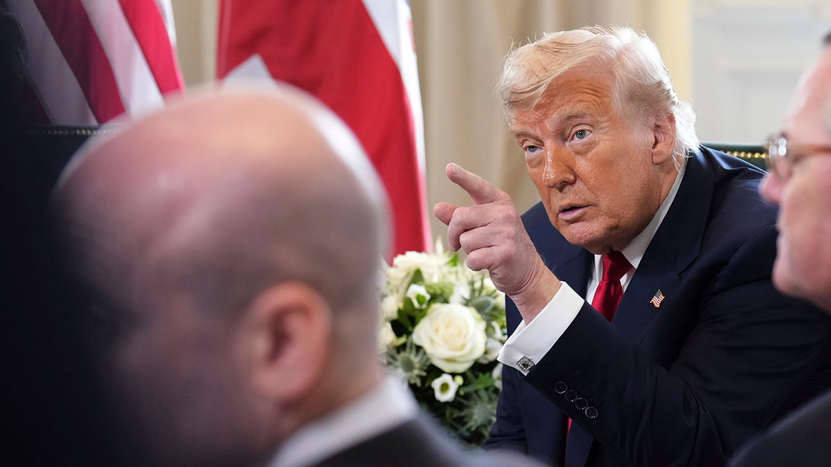 Trump issues firm 10-day deadline to Putin to end war