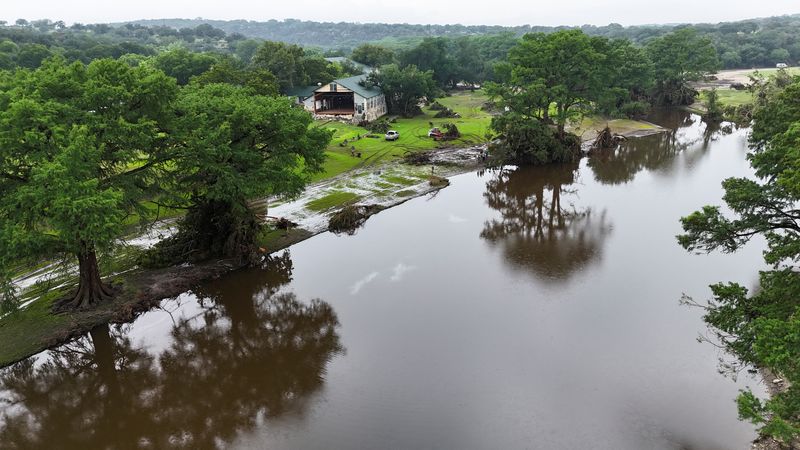 Trump’s Texas visit highlights an us-vs-them approach to disasters