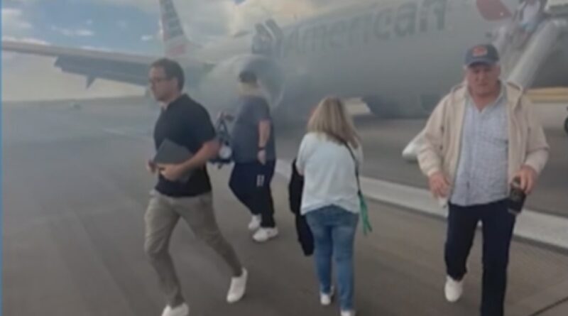 Video Passengers exit plane via emergency slide after aborted takeoff