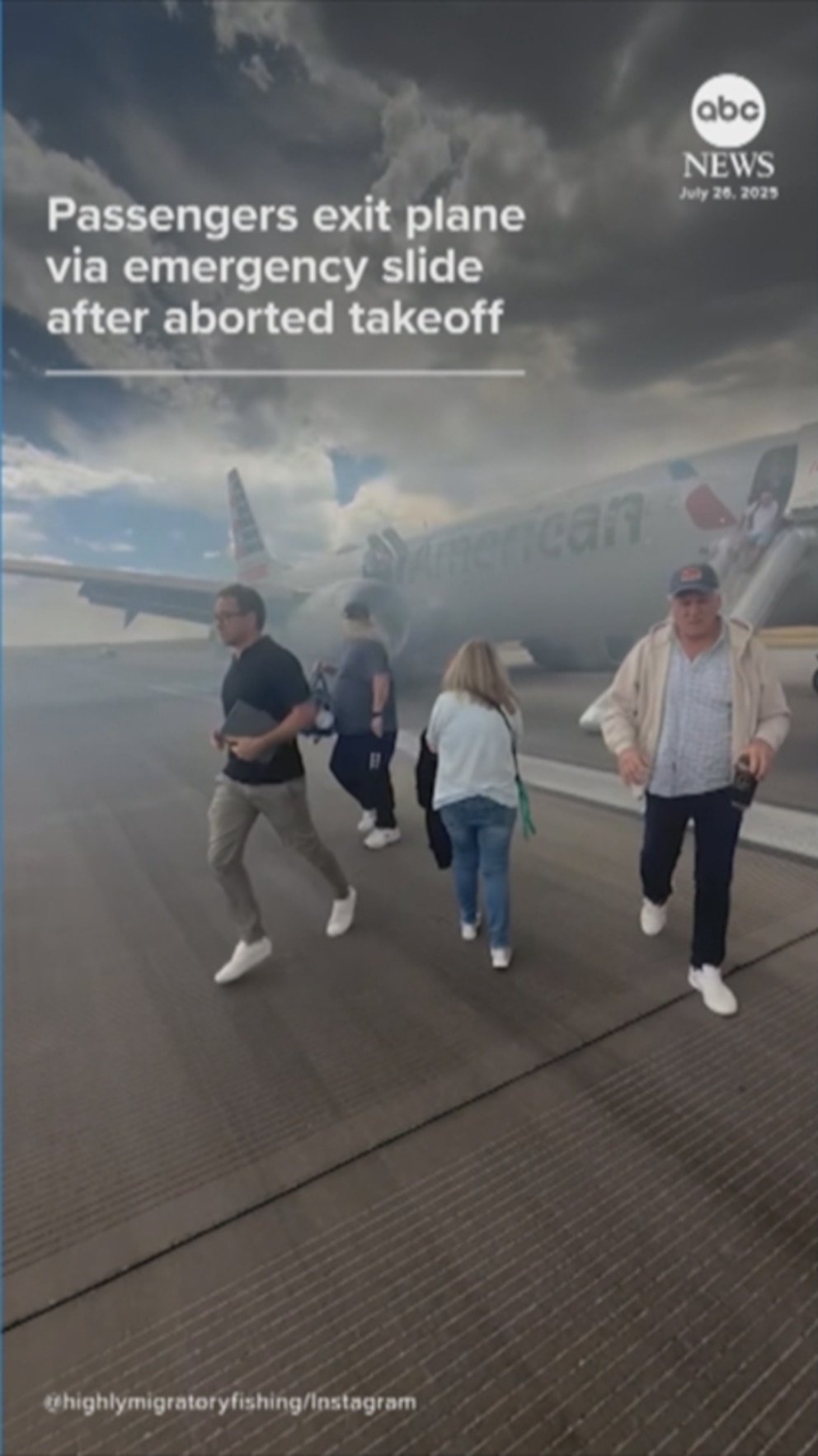 Video Passengers exit plane via emergency slide after aborted takeoff