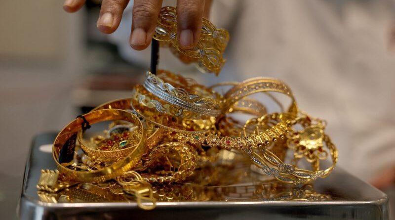 Gold heads for weekly loss on stronger dollar