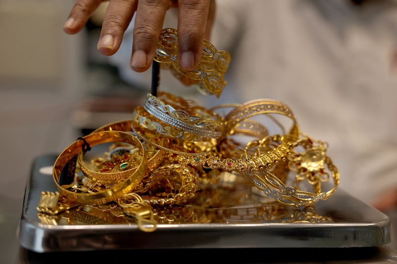 Gold heads for weekly loss on stronger dollar